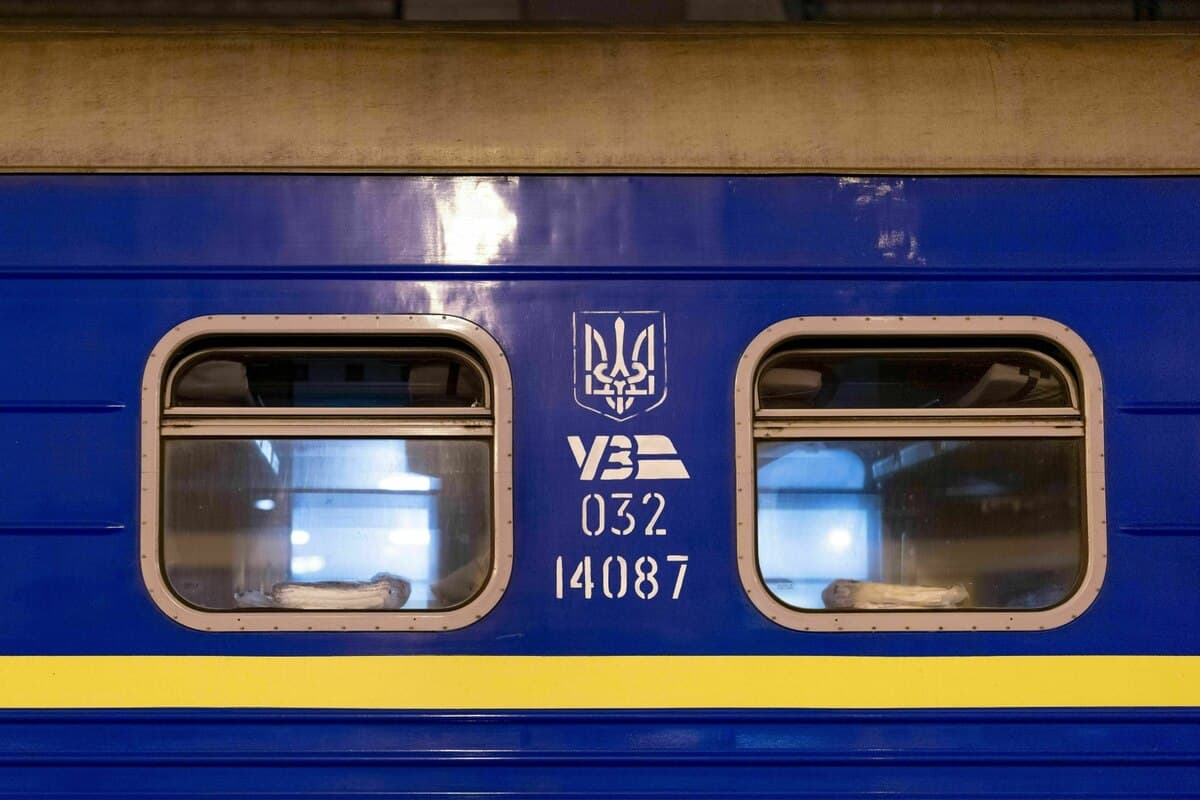 Поїздом по Україні під час війни: зручність, ностальгія і повітряні тривоги