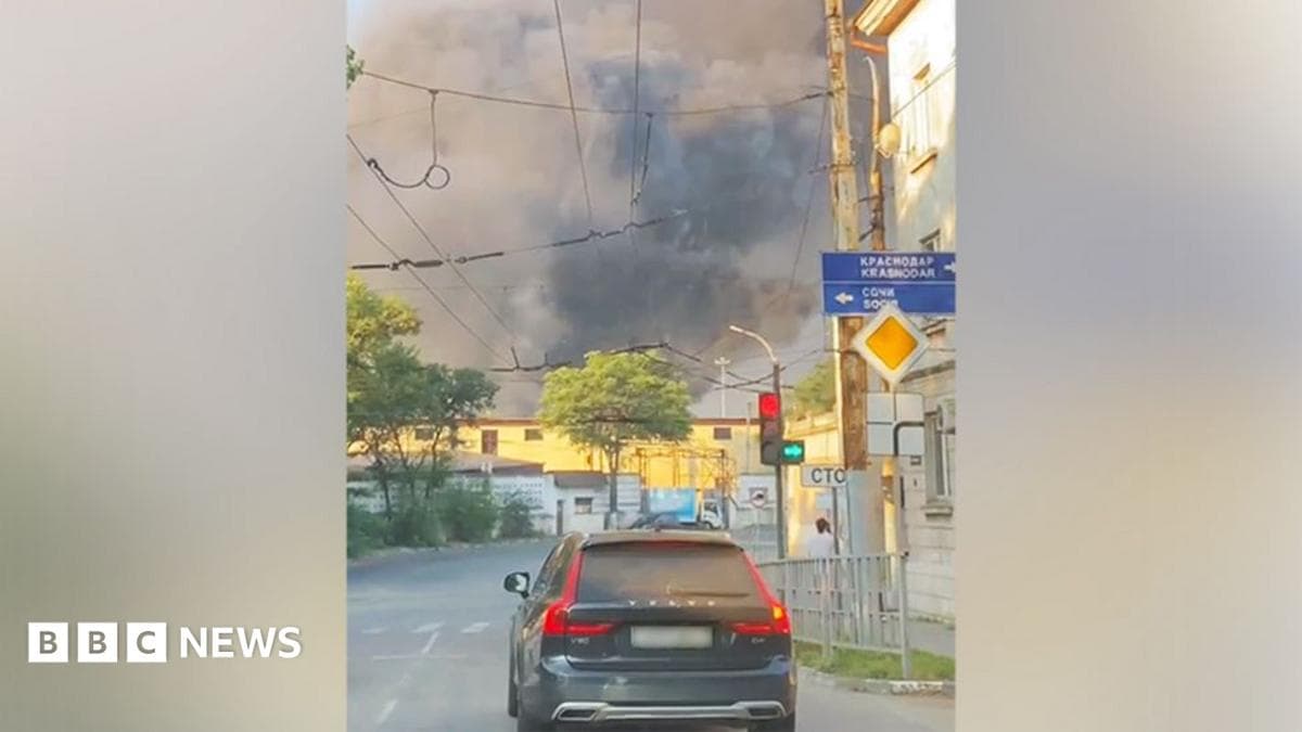 Удар по Новоросійську: зернові термінали в диму, чотири кораблі уражено