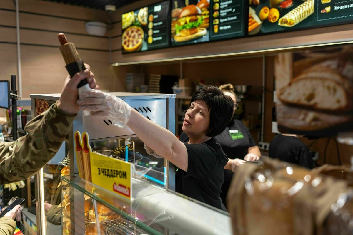 Хот-доги на фронті й кафе під обстрілами: як харчуються захисники України