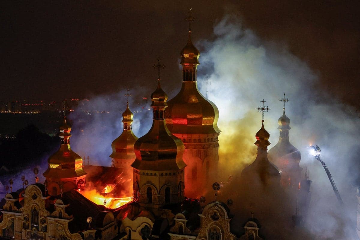 Пожежа в Лаврі, п'ятеро рятувальників убиті в Харкові: Росія завдала масованого удару по Україні
