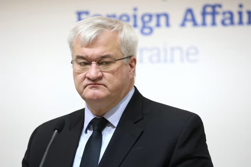 Угорщина затримала співробітників Ощадбанку з готівкою: Київ говорить про захоплення заручників