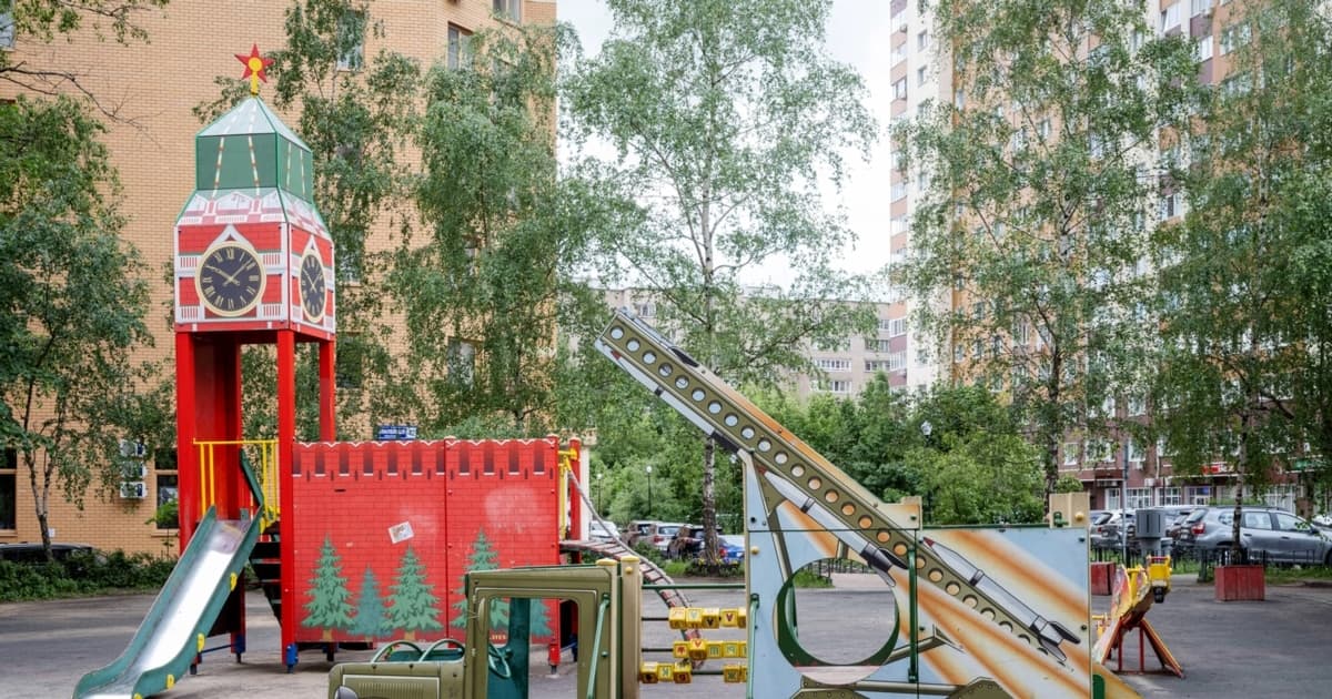 Дитячі майданчики з «Катюшами» і гаубицями: Росія мілітаризує дитячий простір