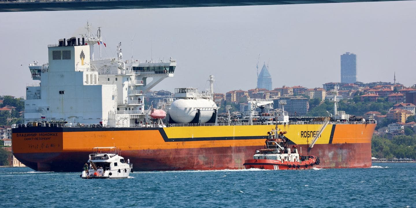 США продовжили призупинення санкцій проти нафти РФ, поки Росія посилює балістичні удари по Україні