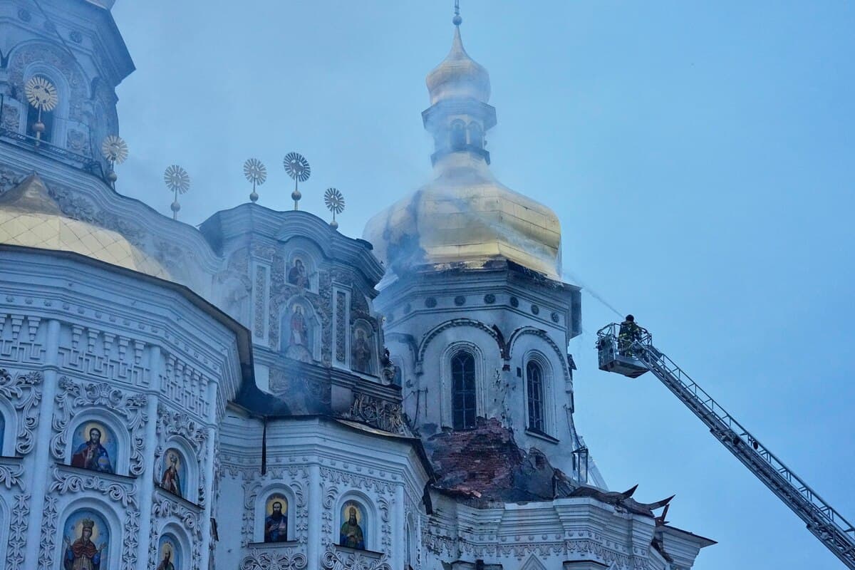 Росія атакувала Успенський собор Лаври: пожежа в об'єкті ЮНЕСКО, дев'ять загиблих