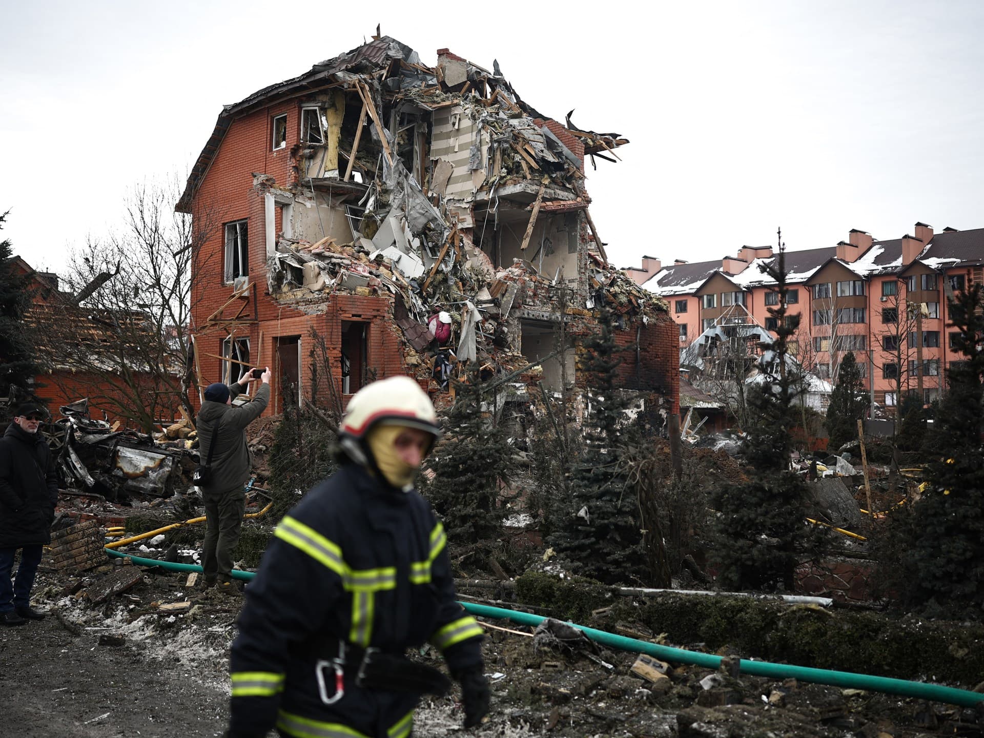 Україна зазнала масштабної російської атаки ракетами та дронами