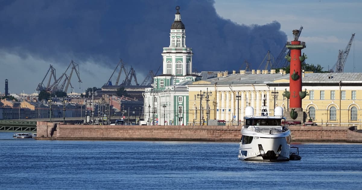 Київ вдарив по Санкт-Петербургу в день «давосу Путіна»: нафтовий термінал уражено