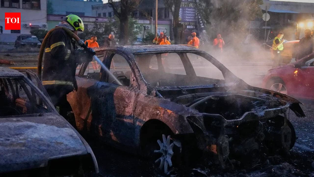 Росія вдарила по Києву балістичними ракетами та дронами: троє загиблих, кілька будинків зруйновано
