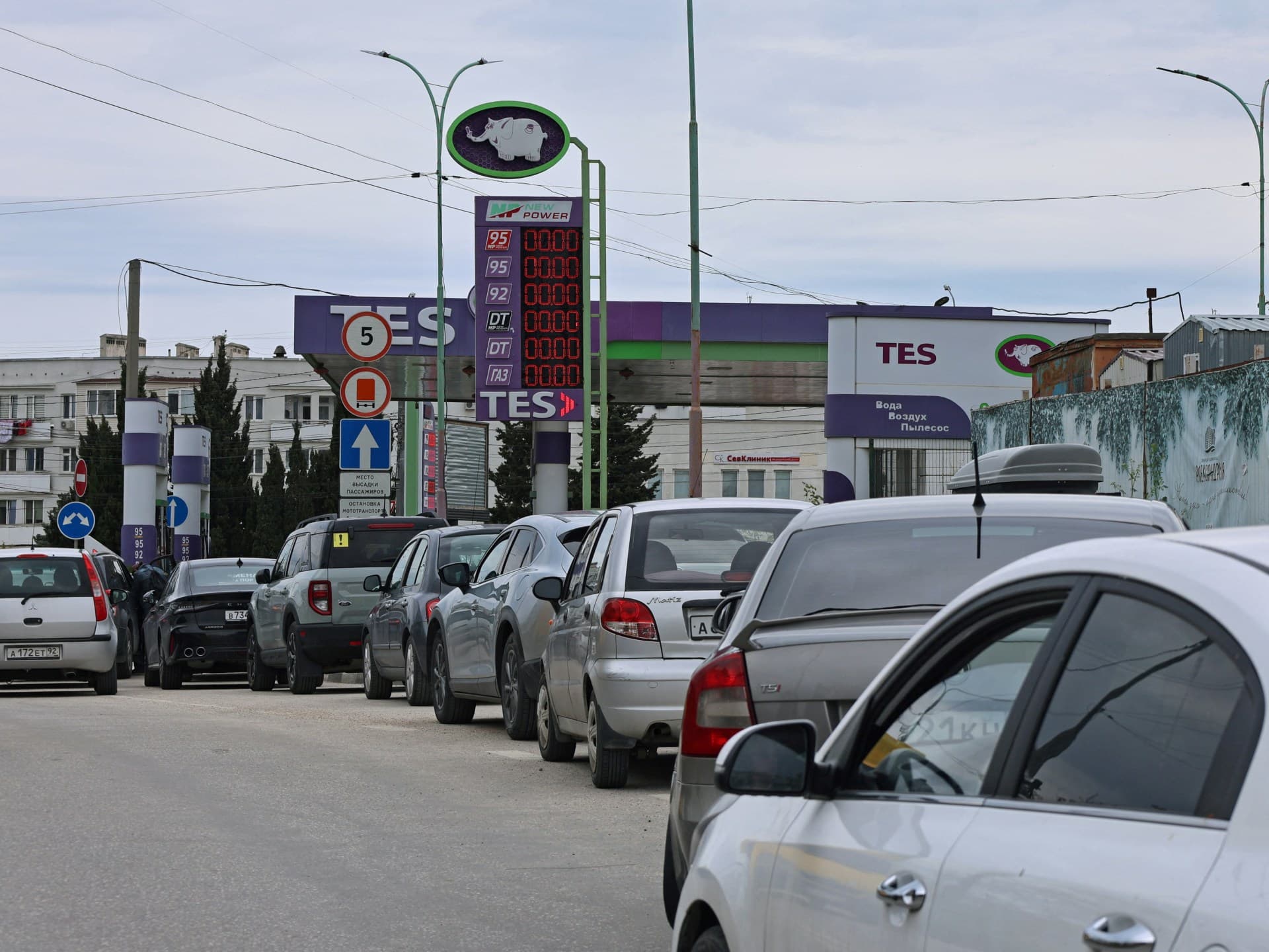 Дрони вдарили по музею в Севастополі: дах спалахнув, рух поїздів скорочено