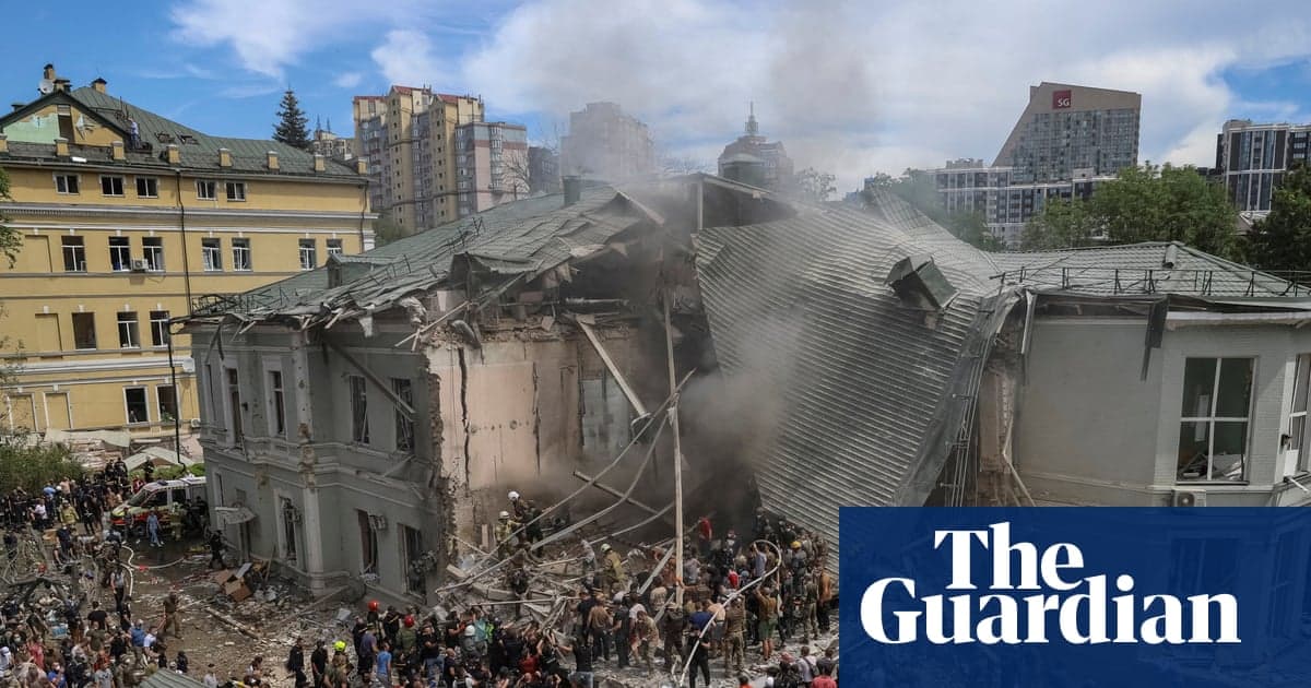 Дрон атакував «ambulanza» з червоним хрестом у Херсоні: акушерка вижила