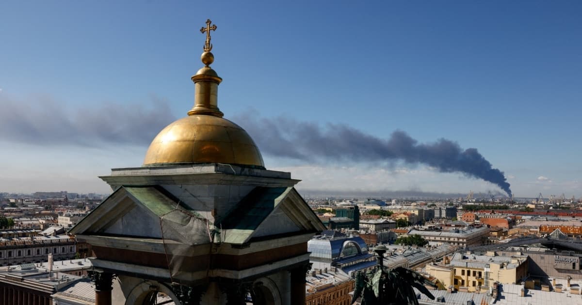 Сотні дронів по Росії в останній день Петербурзького форуму — удар і по нафтобазі Краснодару