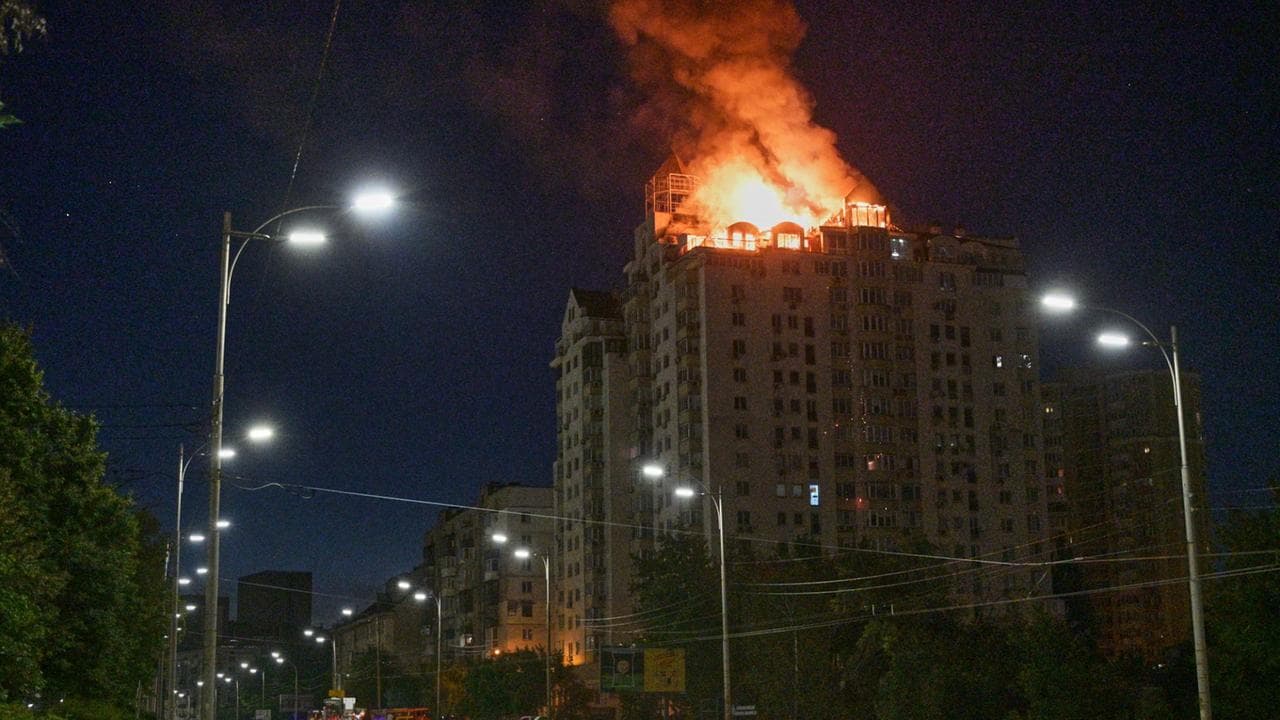 Масований нічний удар по Україні: у Києві зруйновано будинки та готель