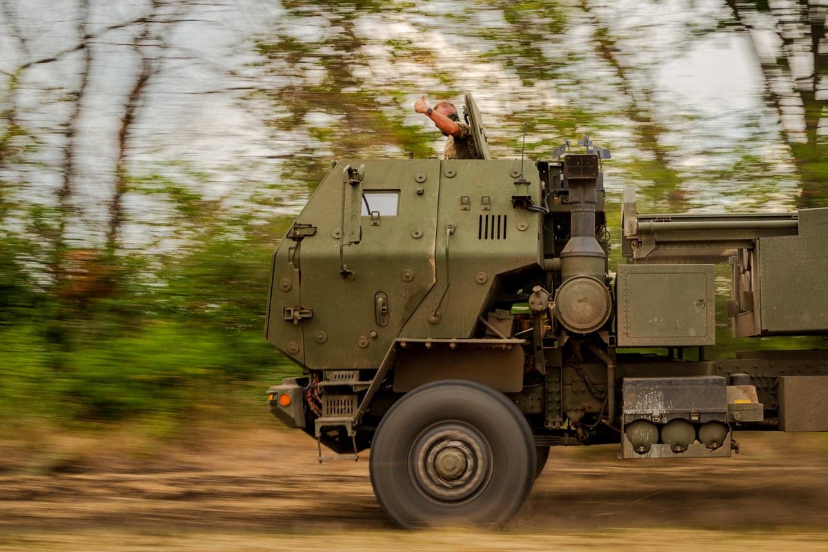 AP зафіксувало HIMARS 148-ї бригади на сході: пуск — і зникли до появи дронів