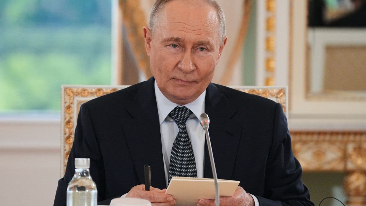 Путін у Петербурзі наполягає на Донбасі; Зеленський пропонує пряму зустріч