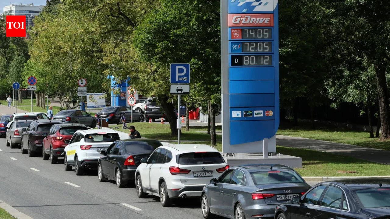 Удари по НПЗ спрацювали: Росія вперше масово завозить пальне з Азії