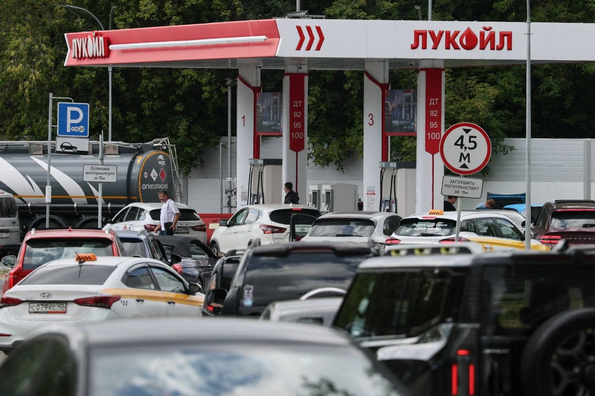 Черги на 30 годин і арешти за скарги: як дронова кампанія України обвалила нафтопереробку росії