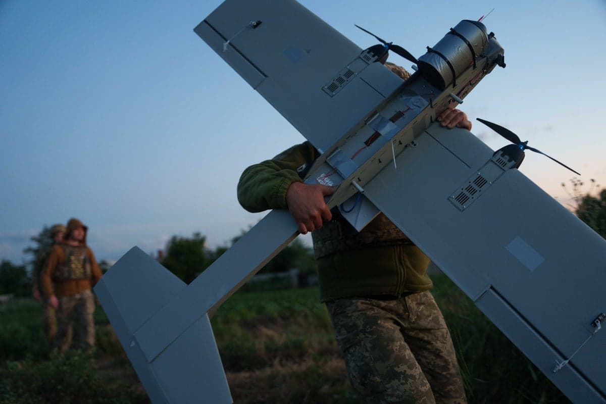 Флот дронів середнього радіусу б'є по тилу Росії на 100 км від фронту