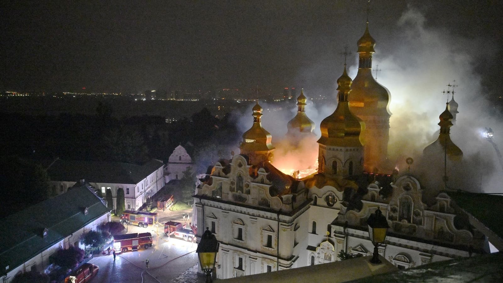 Росія завдала наймасованішого удару з кінця травня: 5 загиблих у Києві, пожежа в Лаврі