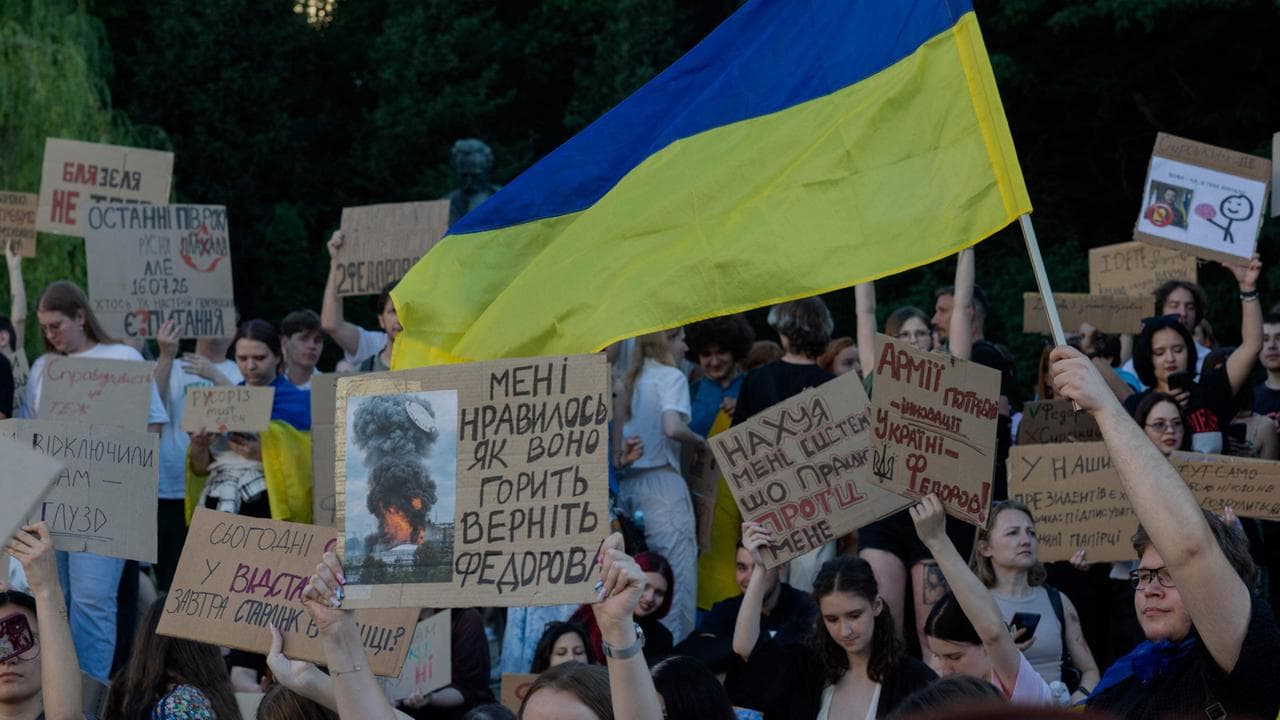 Тисячі людей у Києві вийшли на протест через відставку Федорова