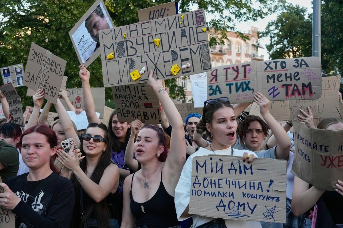 «Картонний Майдан»: українці вимагають повернення міністра Федорова