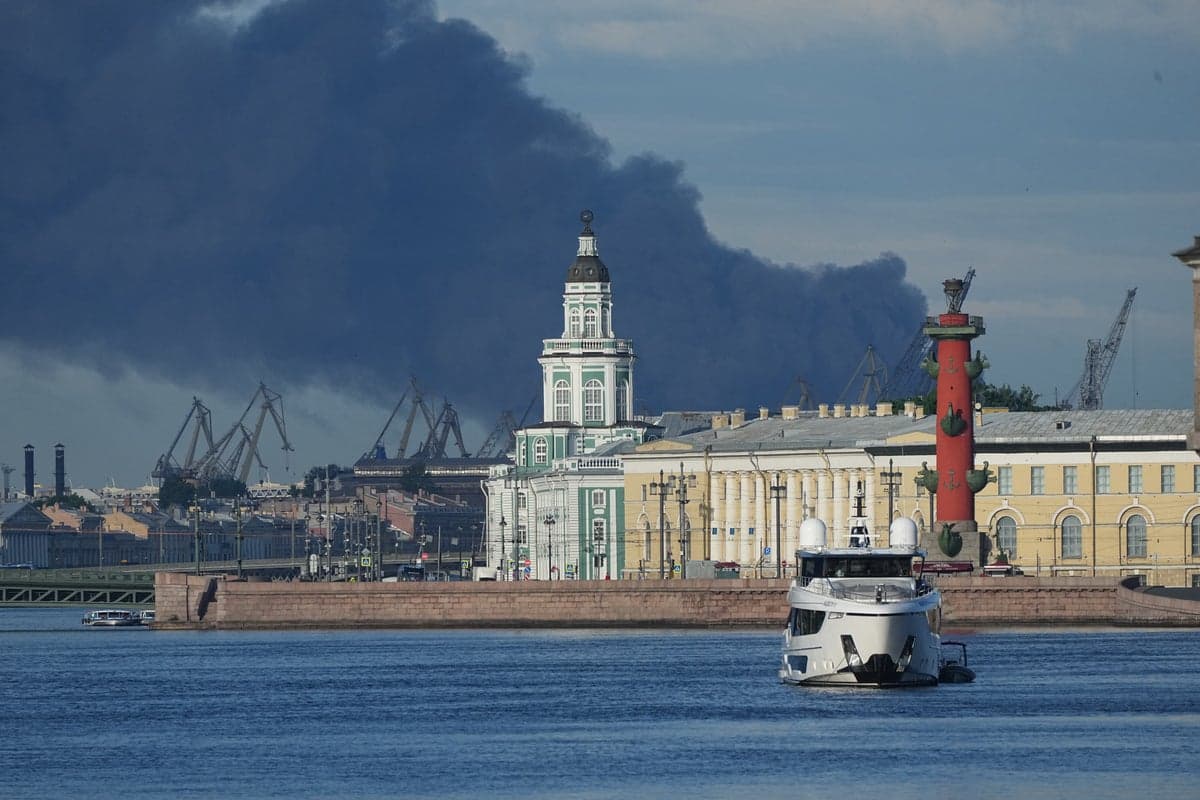 Другий удар за тиждень: українські дрони атакували Санкт-Петербург, мешканцям наказали залишатися вдома
