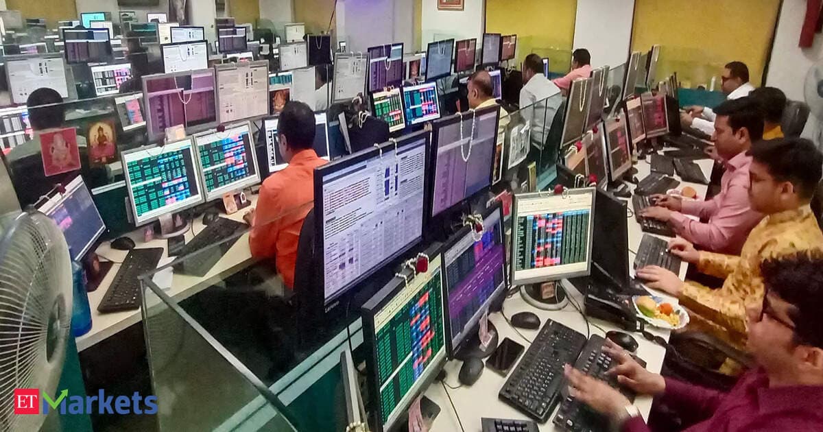 Індійські акції й рупія падають через нафтову кризу та загрози Трампа Ірану