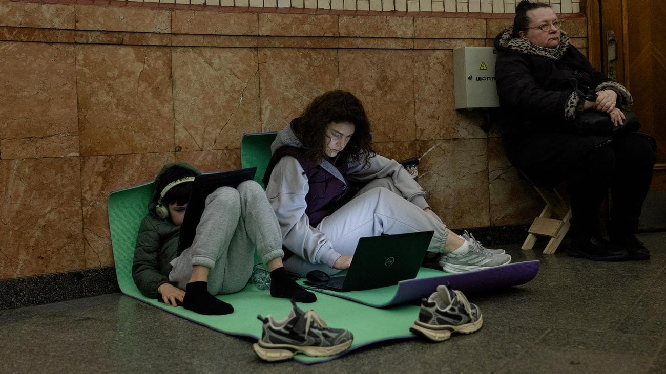 Росія атакувала Україну близько 500 дронами та ракетами: є жертва, аварійні відключення по всій країні