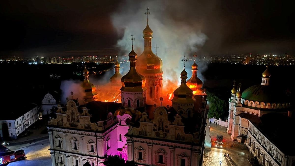 Росія вдарила по Україні понад 500 дронами: пожежа в Лаврі, дев'ятеро загиблих