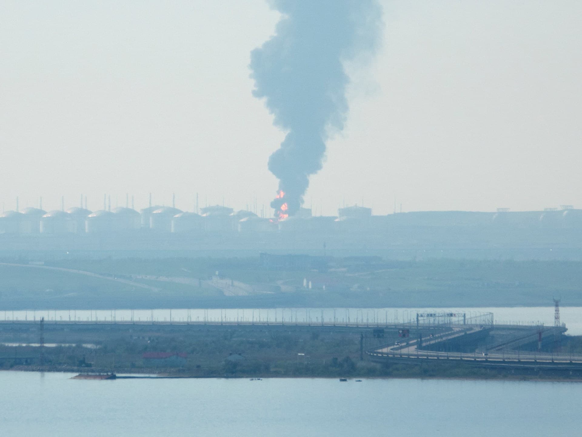 П'ятеро загиблих після українських ударів по Росії та Криму: пожежа на нафтобазі, знеструмлення півострова