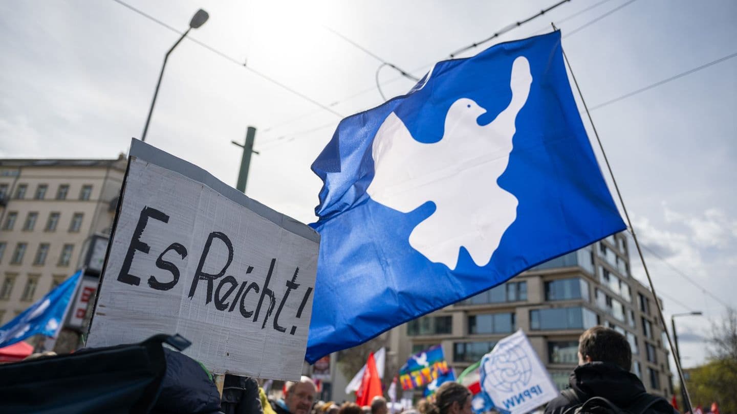 Великодня хода в Берліні: учасники з іранськими прапорами протестували проти поставок зброї Україні