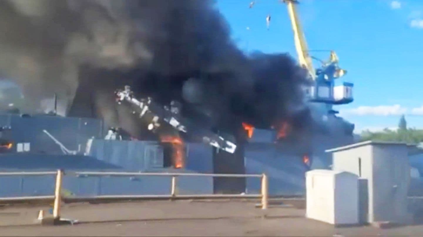 Дрон уразив російський корвет у Санкт-Петербурзі — судно спалахнуло