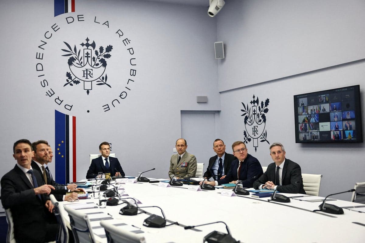 Макрон скептичний щодо переговорів: Росія не готова зупинитись