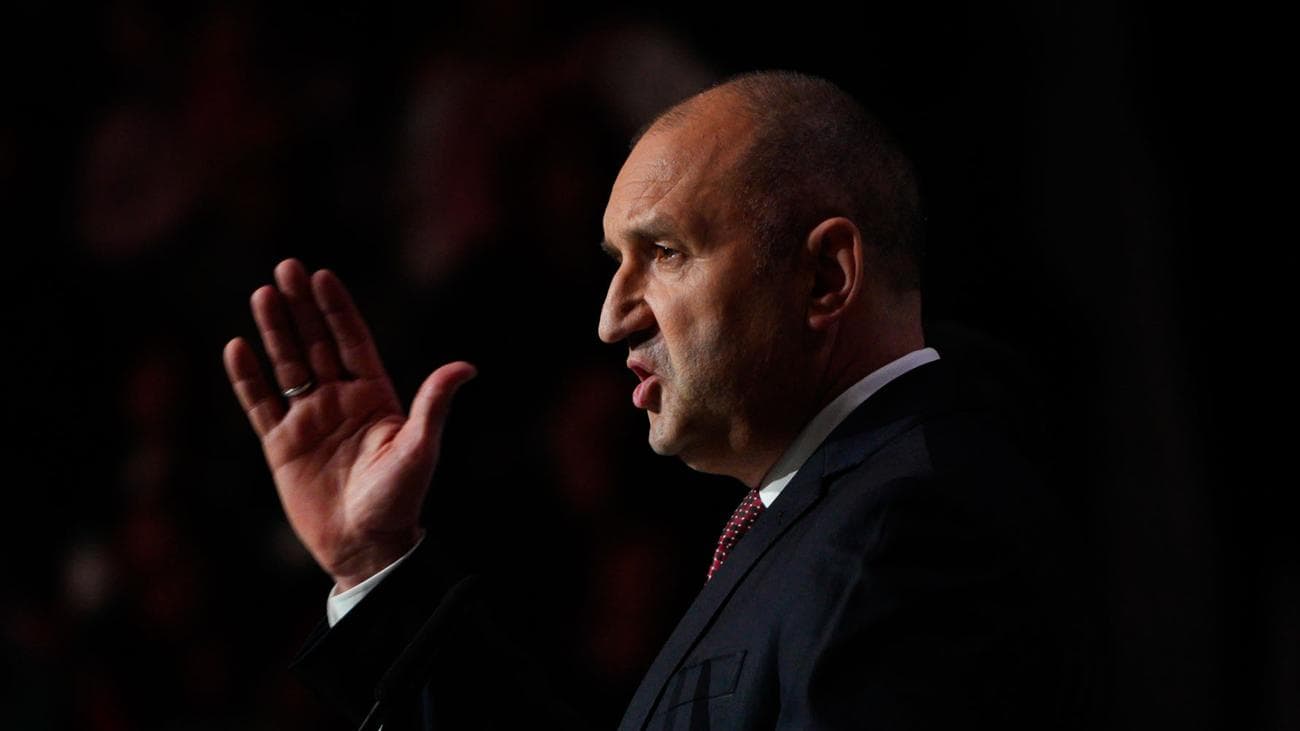 Болгарія обирає «льотчика»: хто такий Румен Радєв