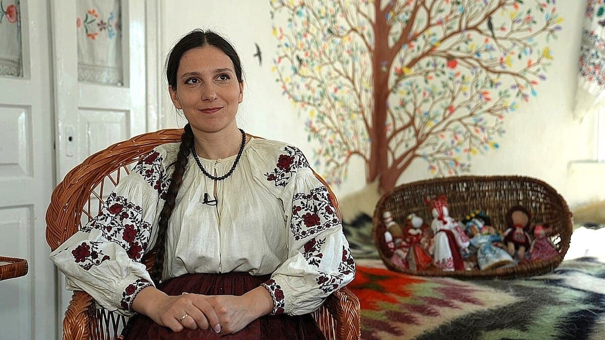 Глиняна хата замість 16-го поверху: співачка Руслана Лоцман переїхала до Сигнаївки після бомбардувань Києва