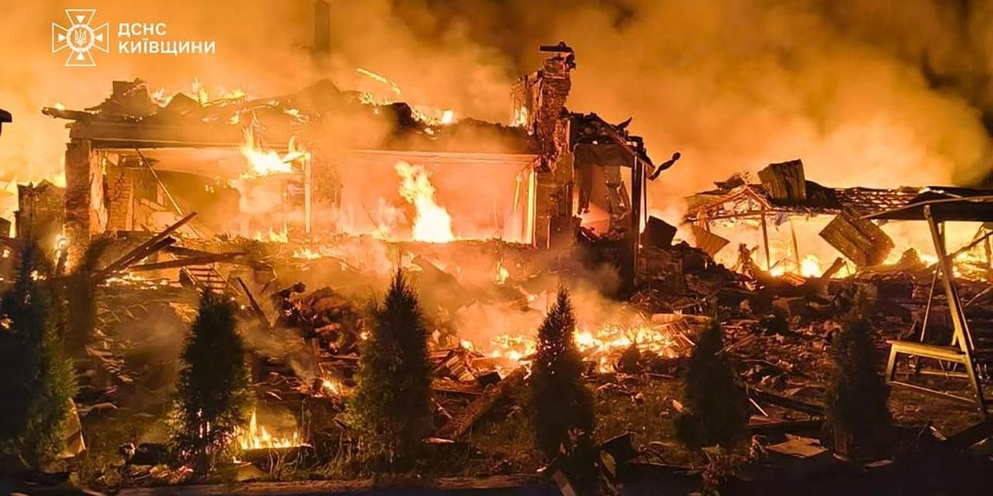 Росія накрила Київщину балістичними: 17 загиблих, Зеленський вимагає Patriot або Starlink
