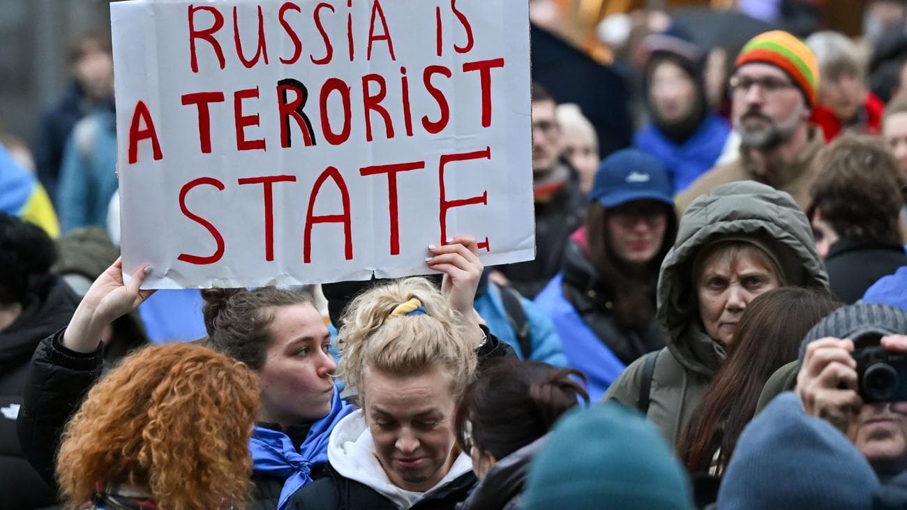 800 людей вийшли в Мюнхені на підтримку України в четверту річницю вторгнення