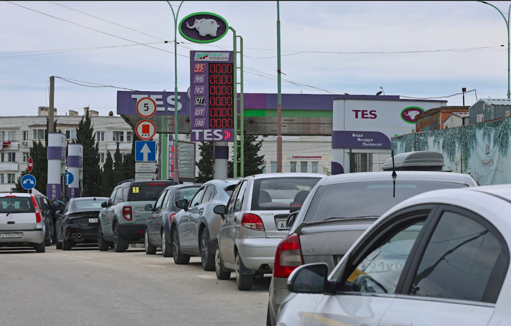 Дрони б'ють по НПЗ: у Росії черги на АЗС і нормування пального