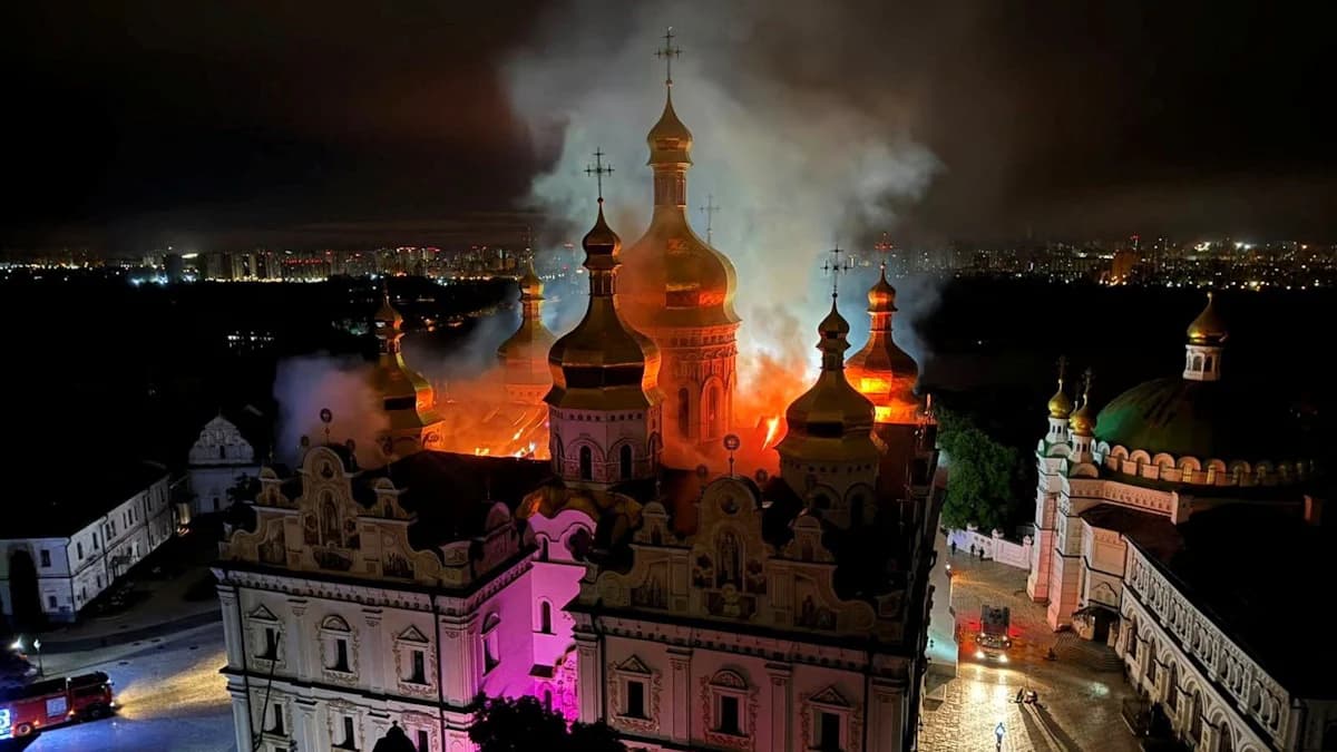 Масований удар по Україні: п'ятеро рятувальників загинули у Харкові, у Києві горить Лавра ЮНЕСКО