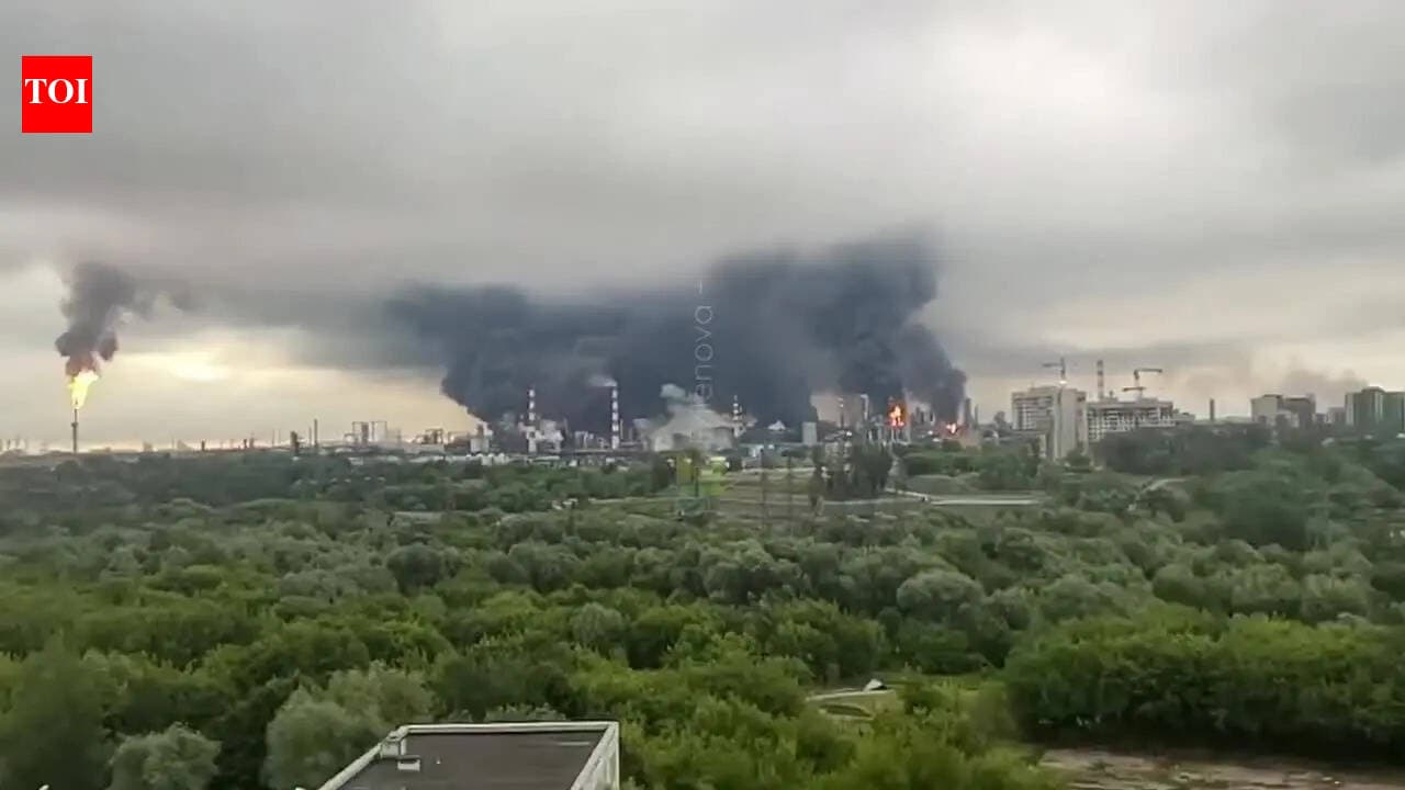 Дрон вдарив по НПЗ у Капотні: Москва в диму, Росія везтиме бензин морем