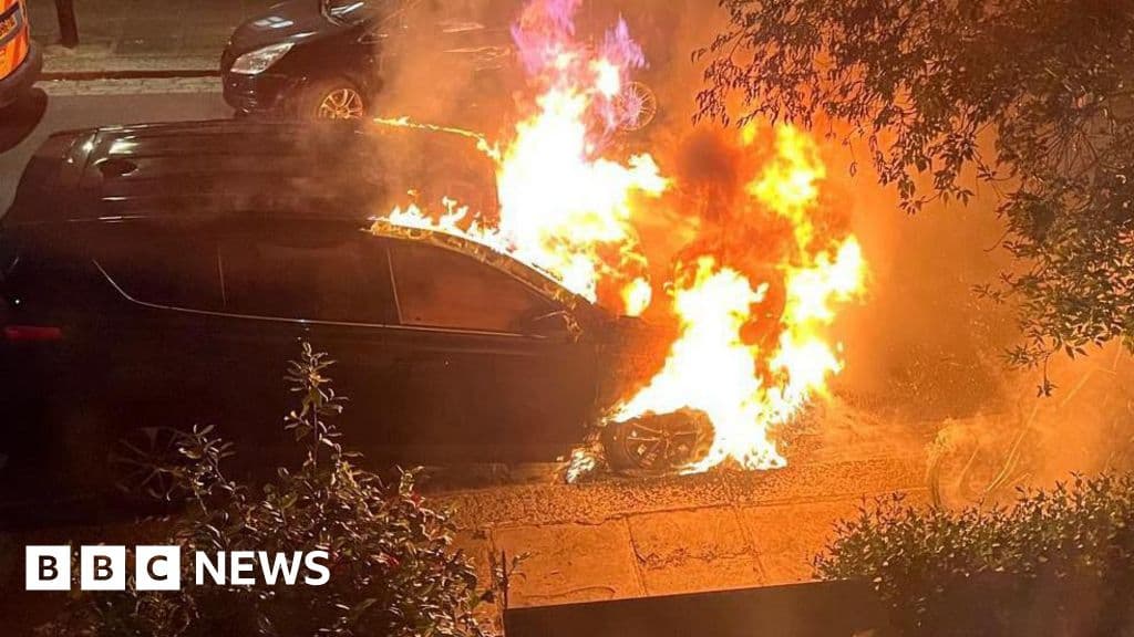 Підсудний у справі підпалу авто Стармера: відмовився знімати напад, хоча спільник благав