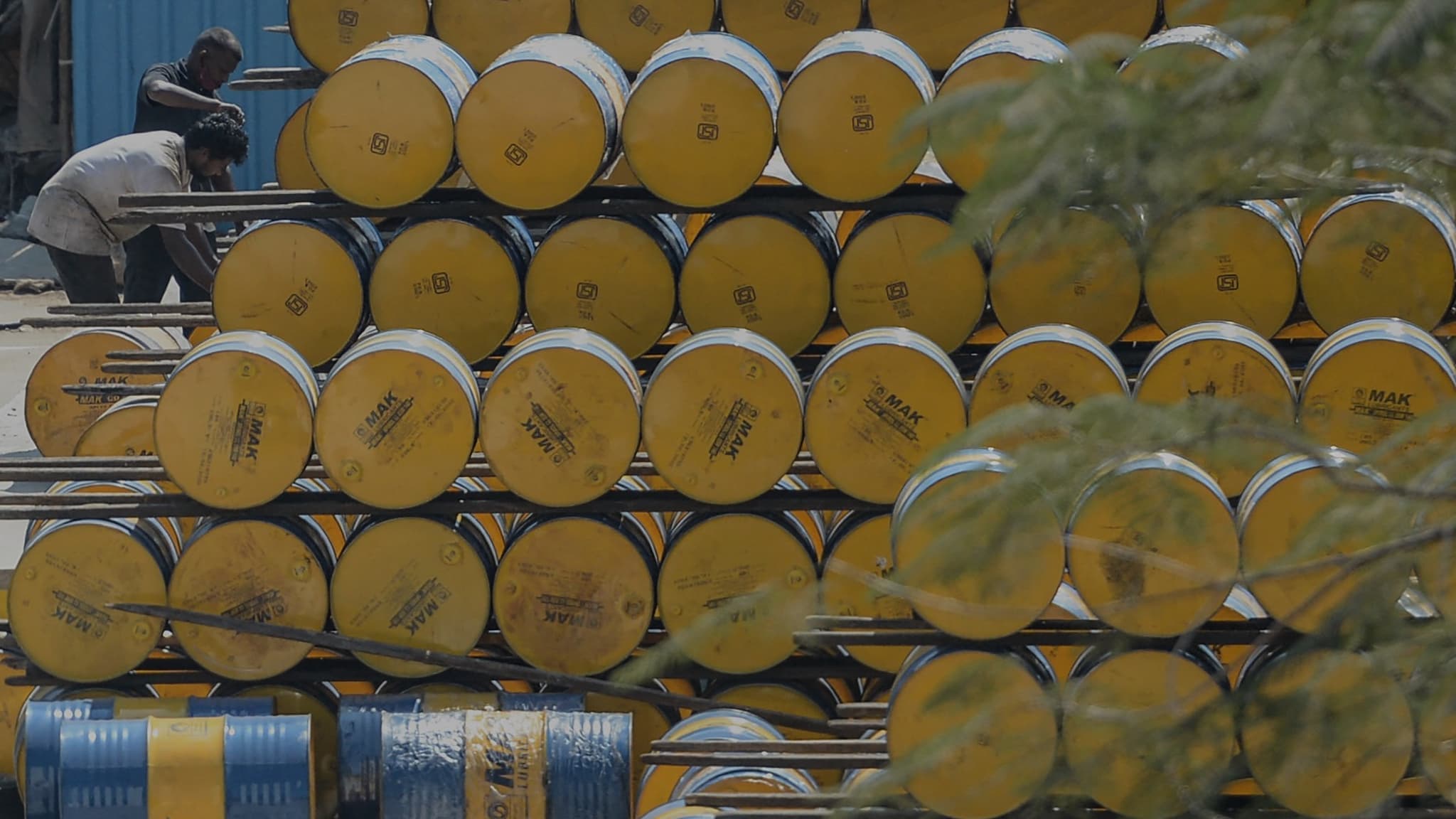 МЕА рекомендує вивільнити 400 млн барелів нафти для стримування цін