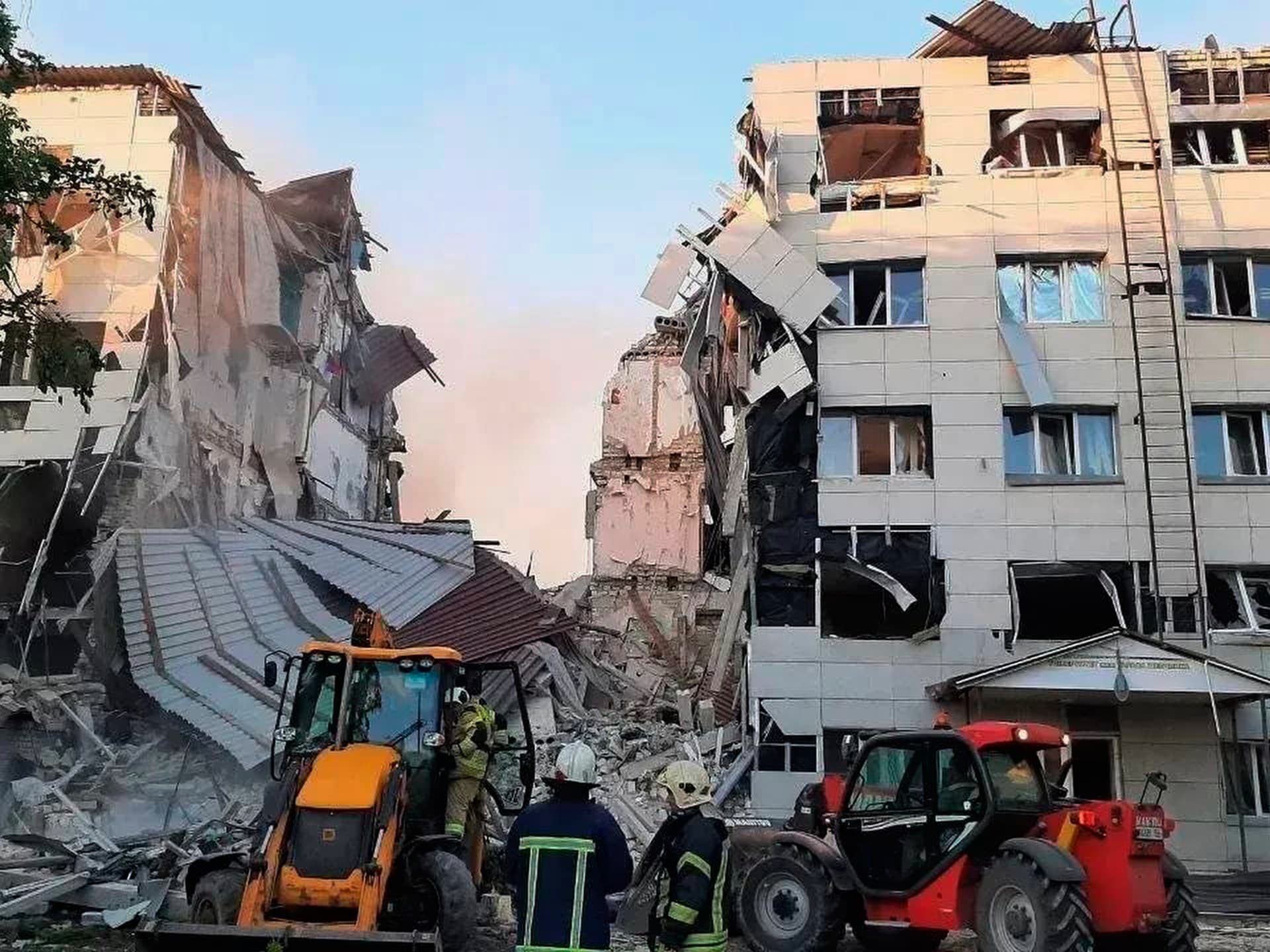 Удар ЗСУ по Старобільську: зруйновано гуртожиток коледжу, четверо загиблих