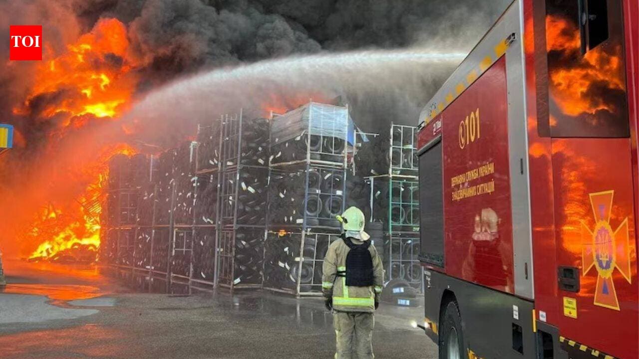 38 загиблих: дрон влучив у склад під Києвом, вибухи рознесли снаряди по дворах
