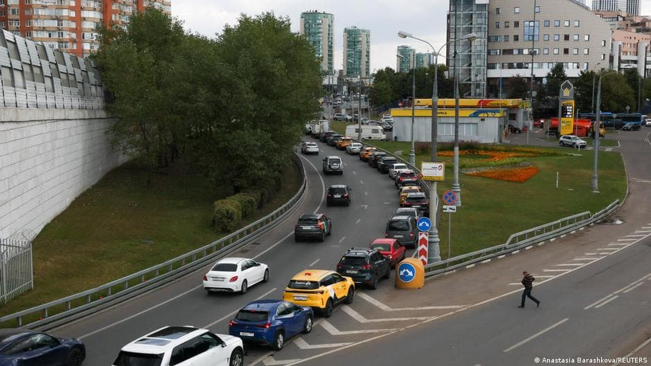 Паливна криза в Росії: 30 регіонів без бензину, Москва у чергах
