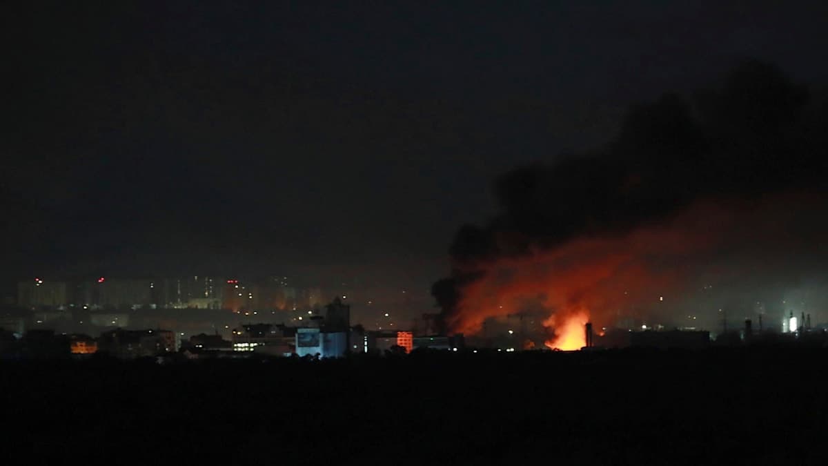 Росія вдарила по Україні: в Києві гриміли вибухи, люди ховались у метро