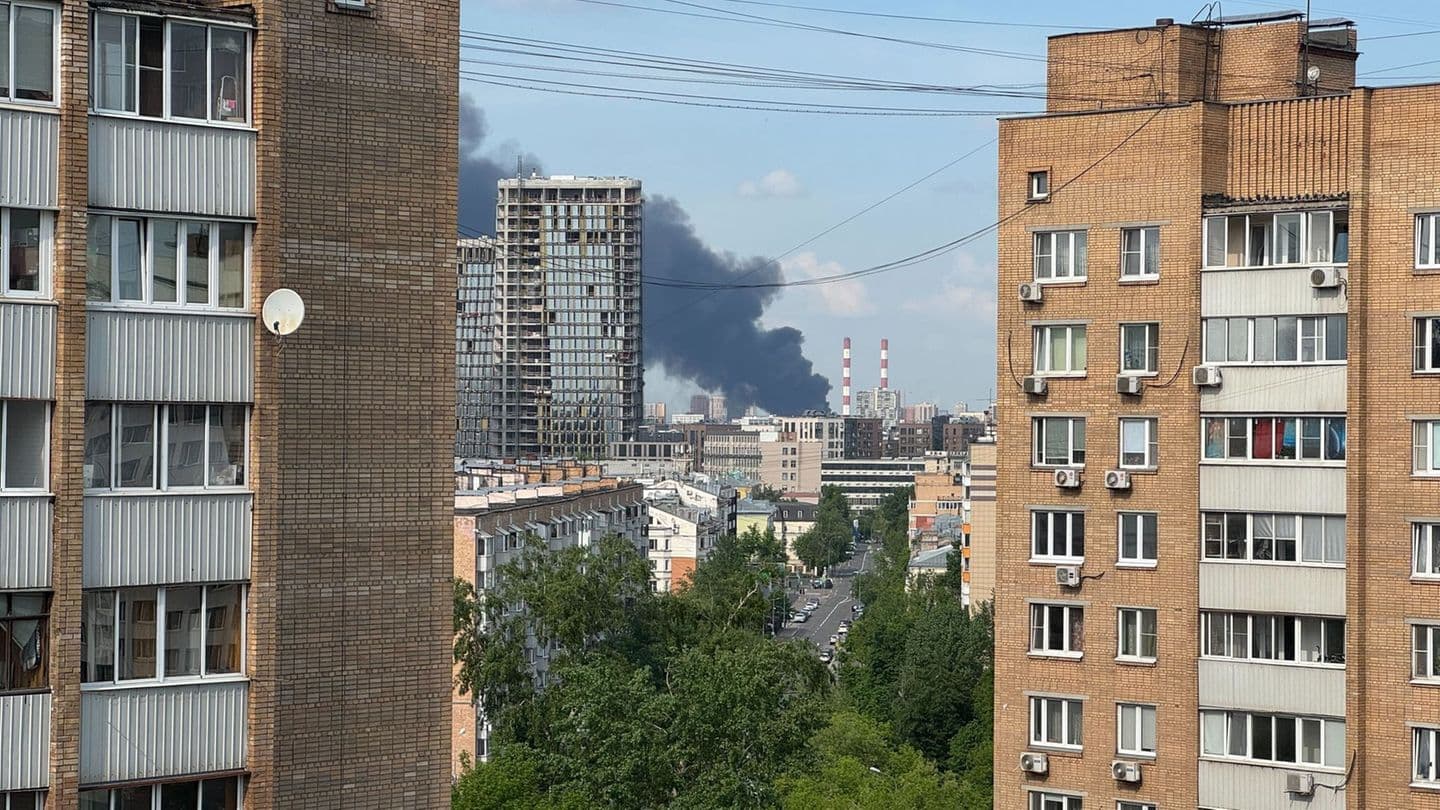 Удар по Москві: пожежа на НПЗ «Газпромнафти» після масованої атаки дронів