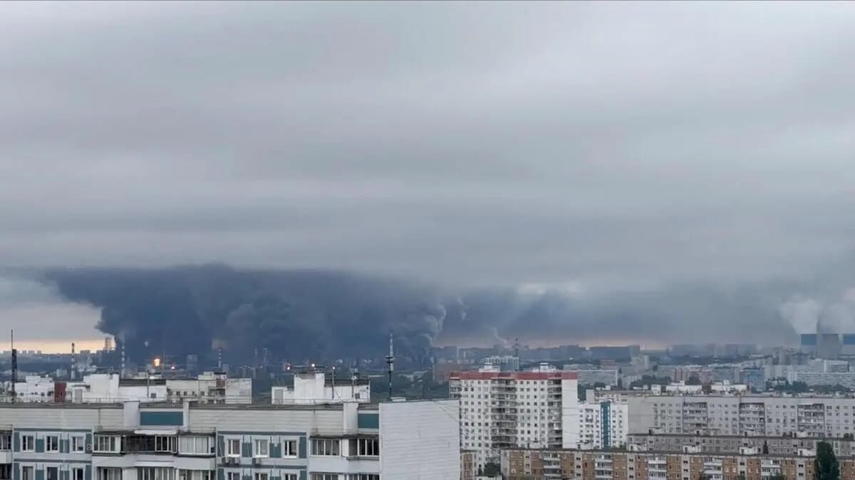 Сотні українських дронів атакували Москву: завод у Капотні горить, аеропорти стоять