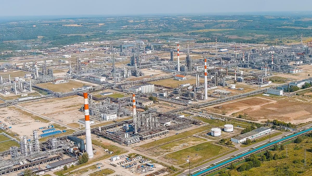 Україна вдарила по НПЗ «Лукойлу» у Кстово — завод горить після масованої дронової атаки
