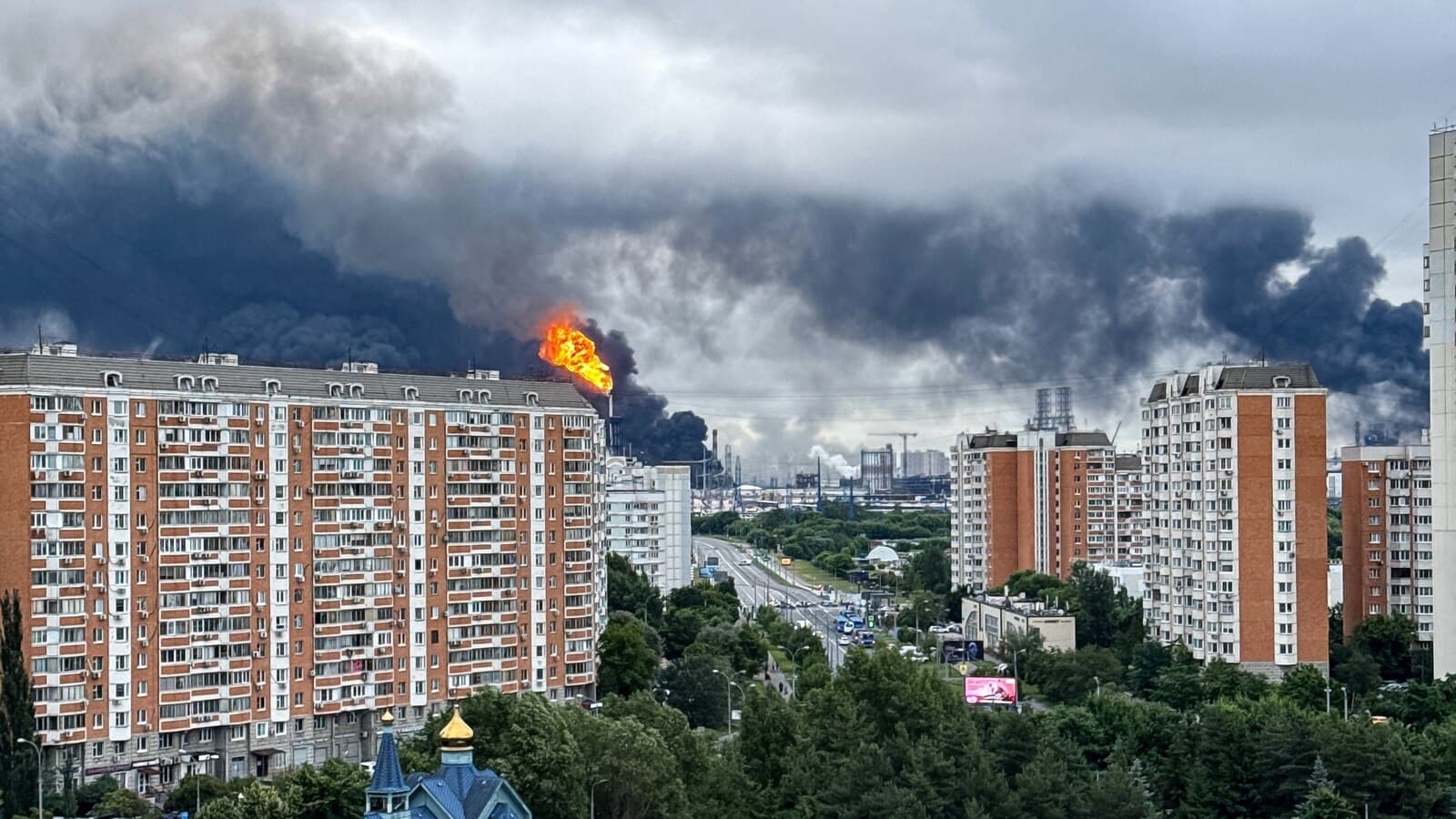 Україна вдарила дронами по понад 20 регіонах Росії — у Москві горив нафтопереробний завод