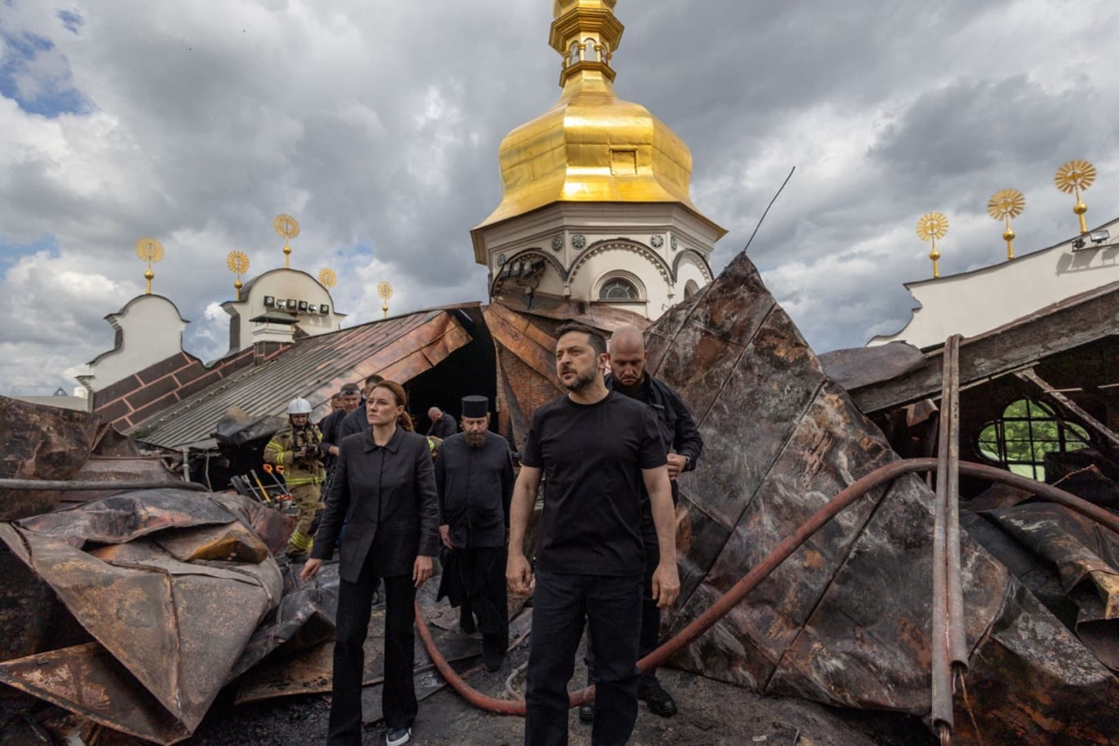 Зеленський відвідав пошкоджений собор: Лавра горіла, четверо загиблих