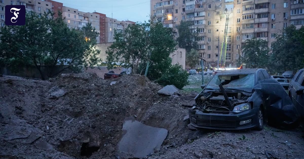 Балістичний удар по Києву: поранено щонайменше троє, у кількох районах займання